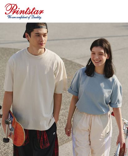 プリントスター(Printstar)7.4オンス スーパーヘビービッグTシャツ/モデル左から身長183cm Lサイズ/455ライトベージュ着用身長163cm Sサイズ/426アシッドブルー着用