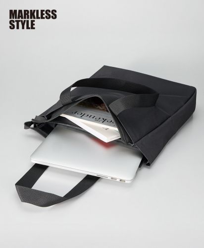 マークレススタイル(MARKLESS STYLE)ノートPCが入れられるファスナートート/ウレタン入り仕様でPCをやさしく保護し、ビジネスや通勤時に使いやすい実用的なデザイン